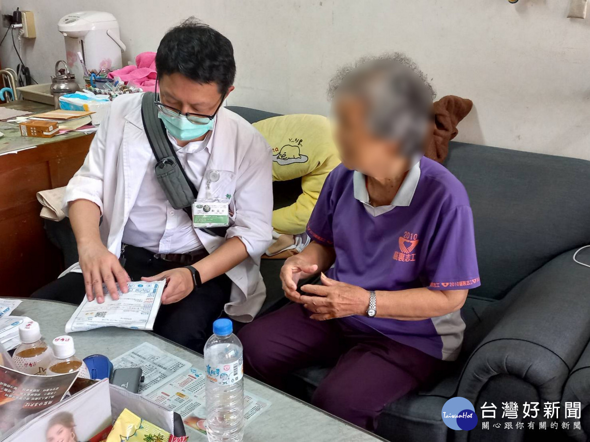 鄭主任檢視往診鄉親用藥,提醒服用注意事項。
