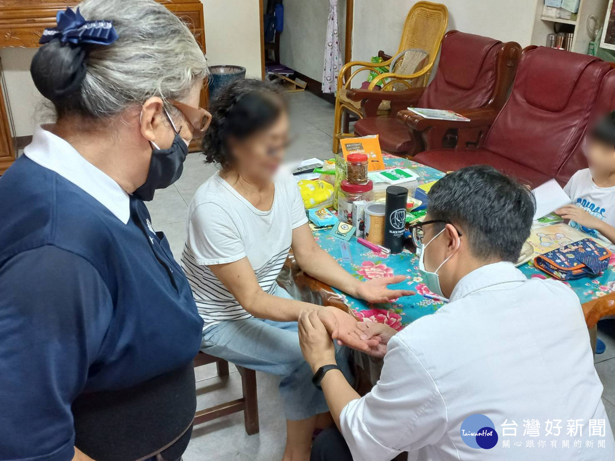 鄭主任透過望診察看往診鄉親手掌,瞭解身體狀況。
