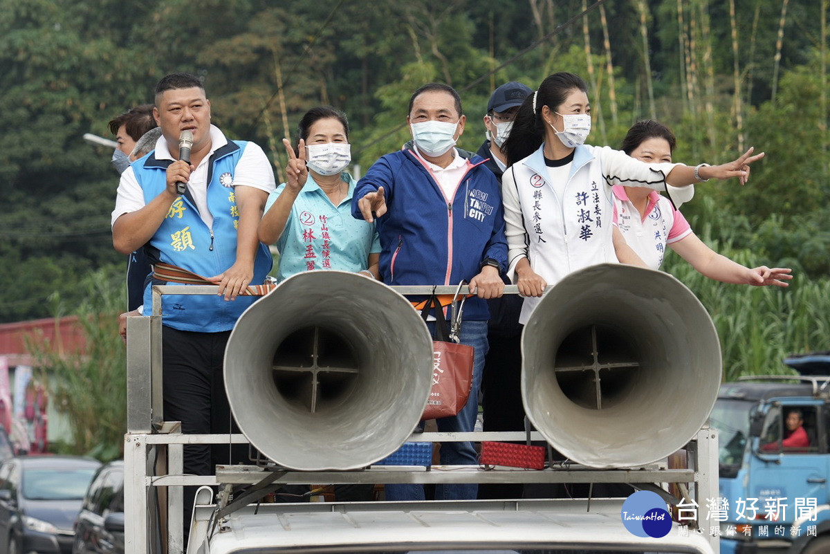 一行人在竹山鎮掃街拜票懇請支持。(許淑華競總提供)
