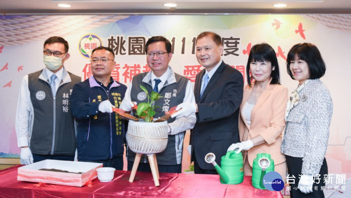 市長與貴賓進行樹苗種植儀式,象徵匯聚愛心灌溉學子。