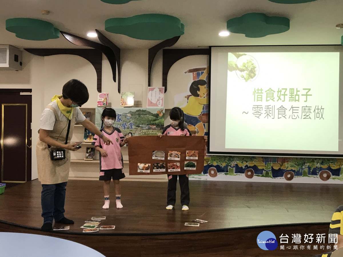 志工黃美滿自製教案,教育學生珍惜食物做環保。