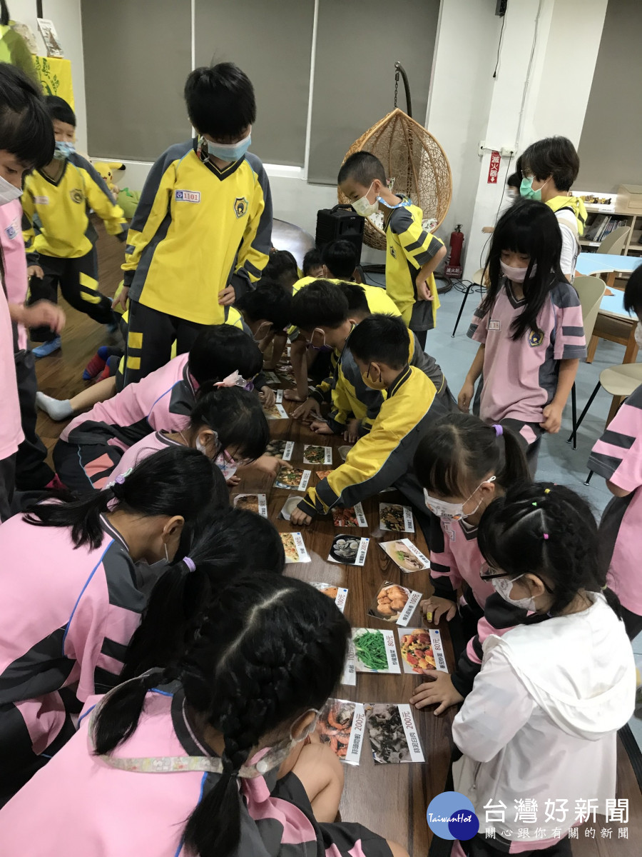 神岡國小學生參與綠繪本說故事互動小遊戲,建立環保觀念。
