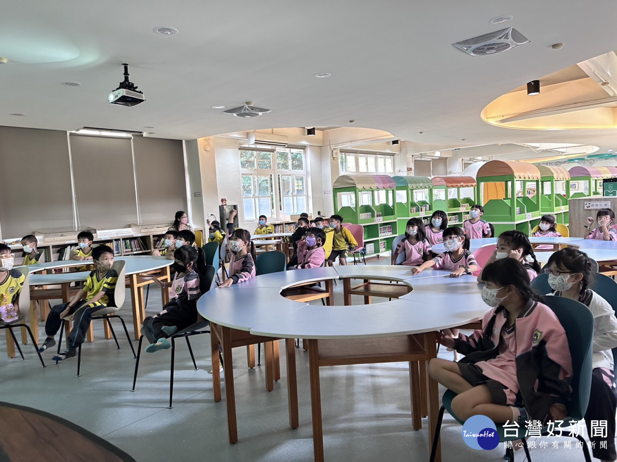 神岡國小學童參與綠繪本說故事列車活動,學習珍惜食物不浪費的重要。