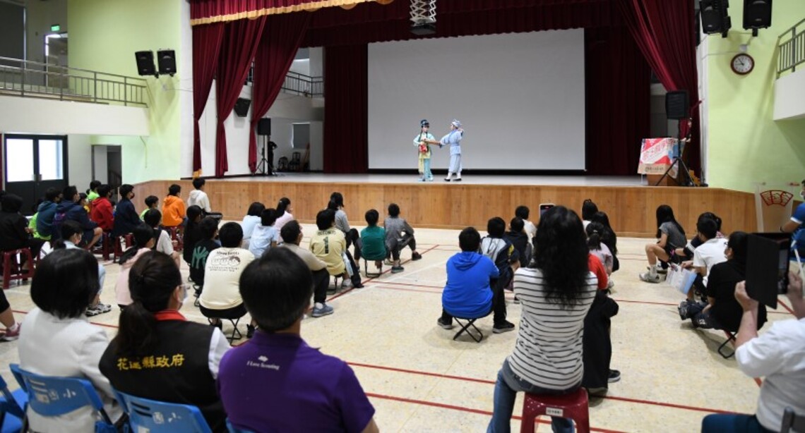 國立臺灣戲曲學院歌仔學系深耕花蓮縣12所校園巡演 徐榛蔚鼓勵孩子們培養興趣