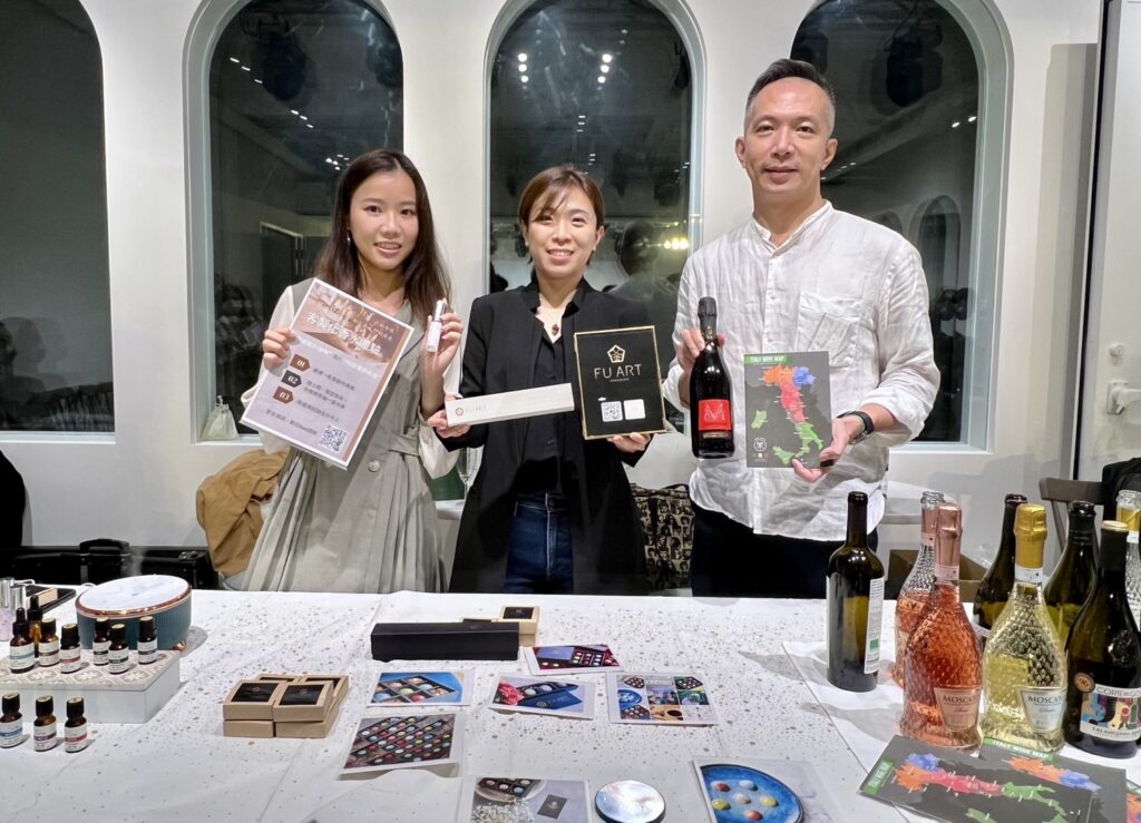 S-Design傳達生活中的不同品味,在活動中結合香氛、精品巧克力、紅白酒...等戀愛聖品(費莉絲天然精油、FU ART Chocolate、樂義杯紅白酒)