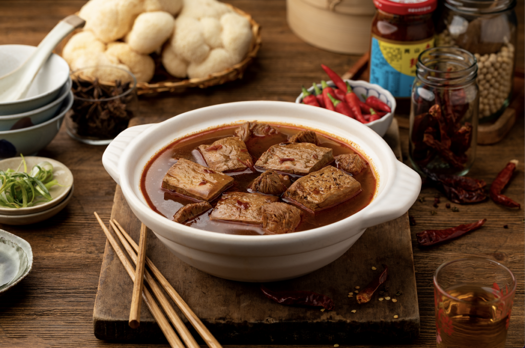 兩款湯底鍋物調理包，皆選用軟嫩猴頭菇作為主食材，蛋奶素食民眾也可放心享用美味（圖_三風製麵）