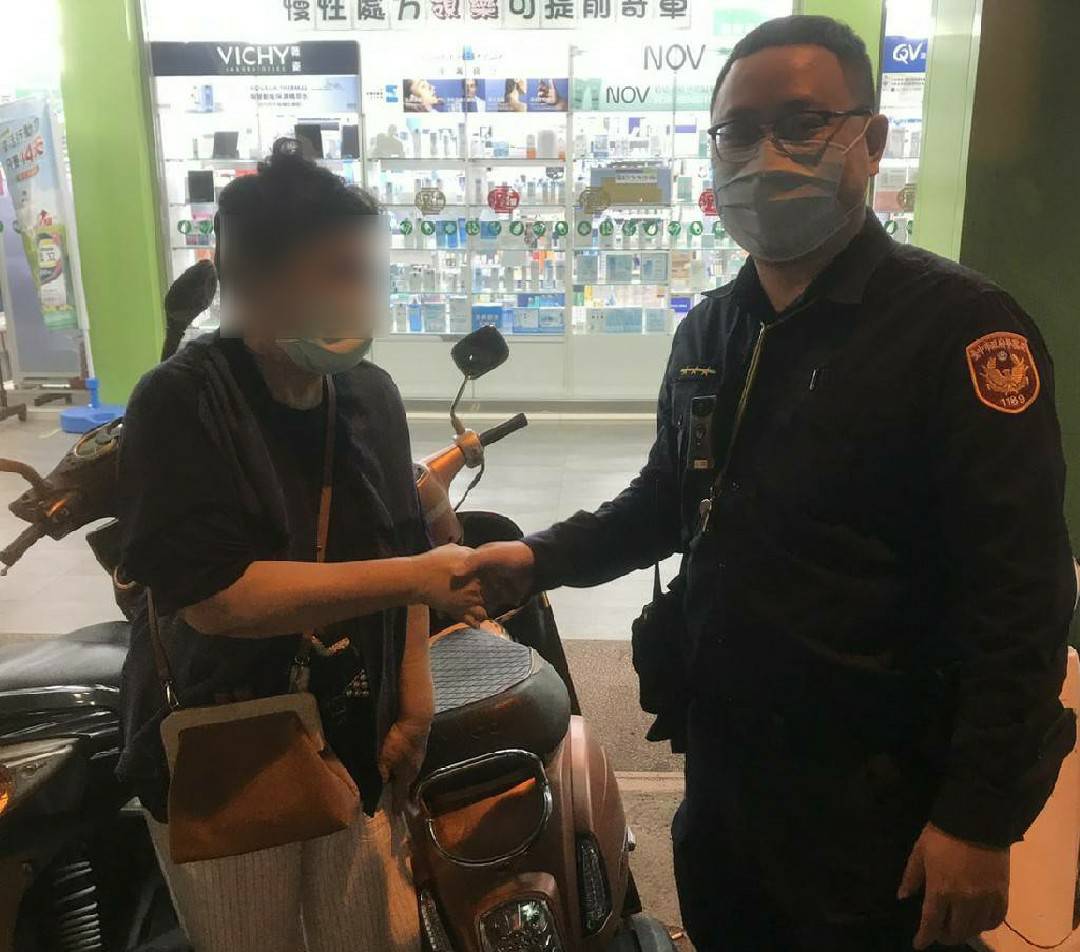 ▲大誠所員警調閱監視系統比對行車軌跡,尋獲吳姓婦人機車 (圖/台中市警察局 提供)