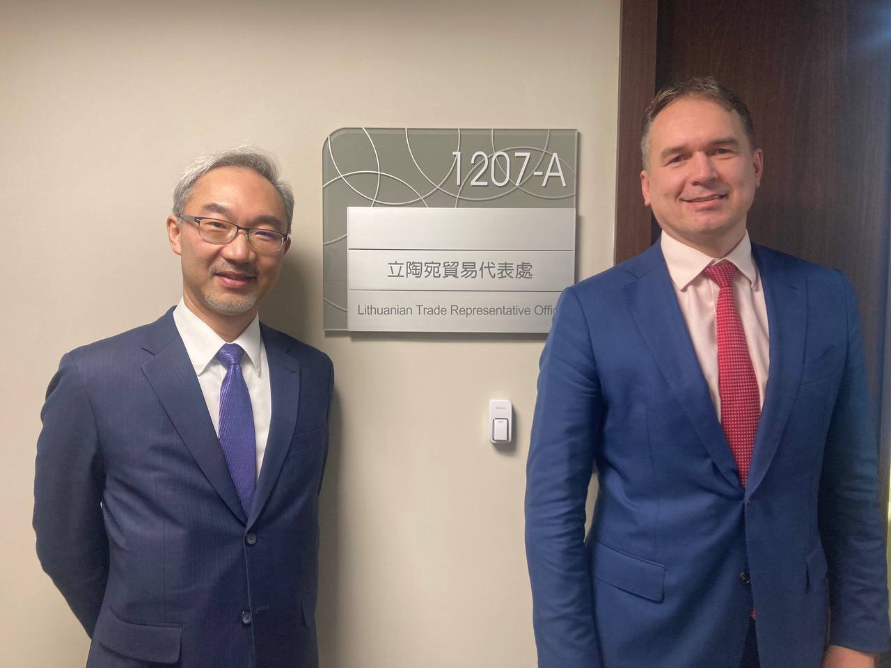 歐洲司長姚金祥大使前往向立陶宛駐台代表盧思融(Paulius Lukauskas)致意 圖外交部