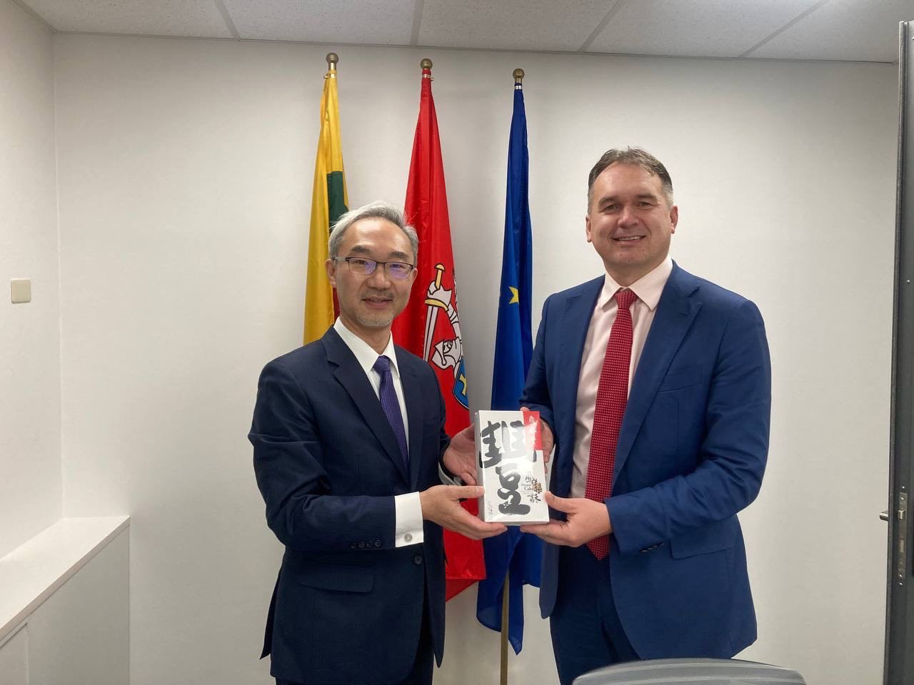 歐洲司長姚金祥大使贈送立陶宛駐台代表盧思融(Paulius Lukauskas)禮品 圖外交部