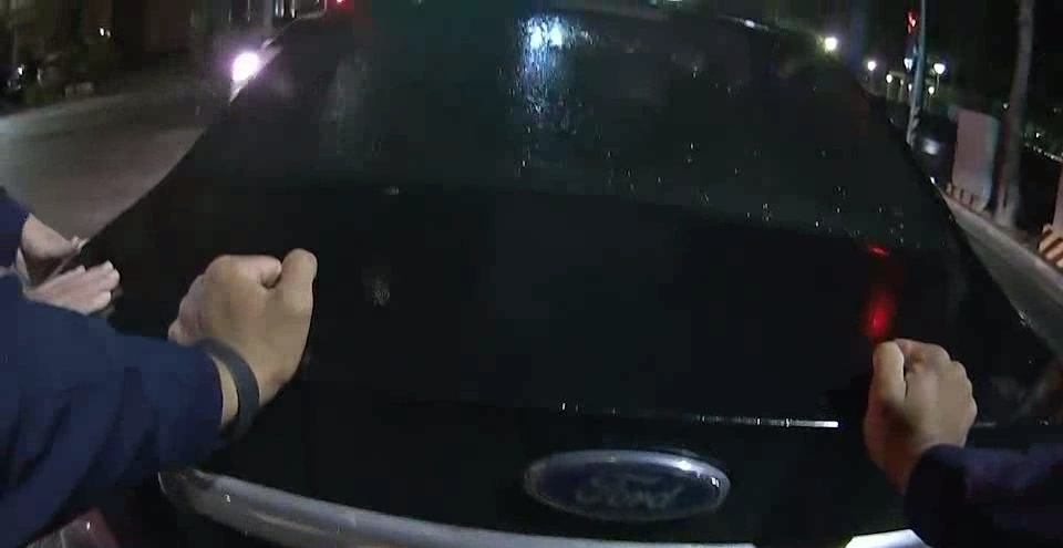 ▲曾姓民眾車輛拋錨路中,員警挽袖將車輛推至路旁停放,避免二次事故發生 (圖/台中市警察局 提供)