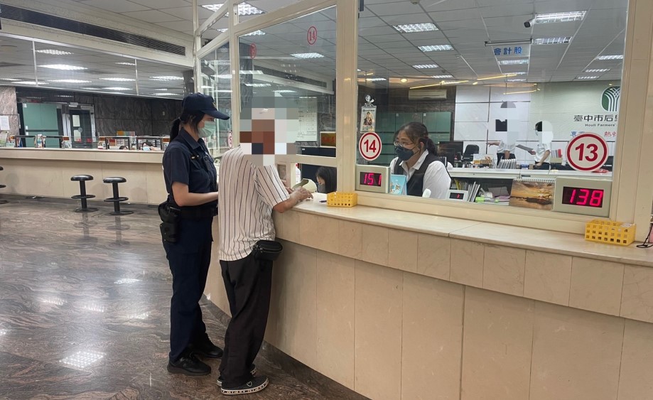 ▲曾姓老翁接獲假檢警電話詐騙,巧遇巡邏員警關心詢問,保住45萬積蓄 (圖/台中大甲分局 提供)
