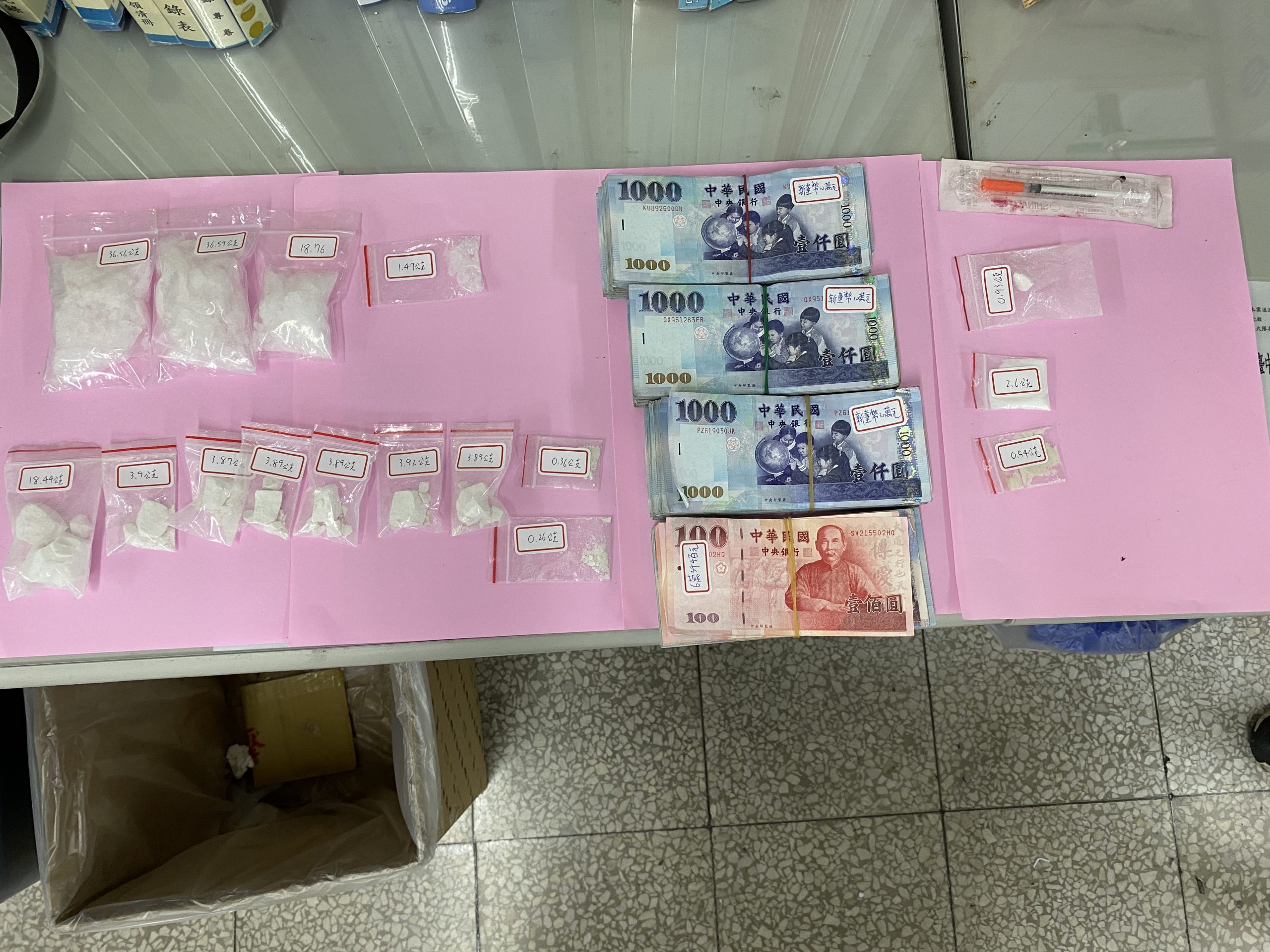圖片說明:臺中市政府警察局刑事警察大隊日前查獲販賣毒品案,查扣安非他命、海洛因、注射針筒新現金及手機等贓證物,依毒品罪嫌移送偵辦。 (記者林㤈輝翻攝)