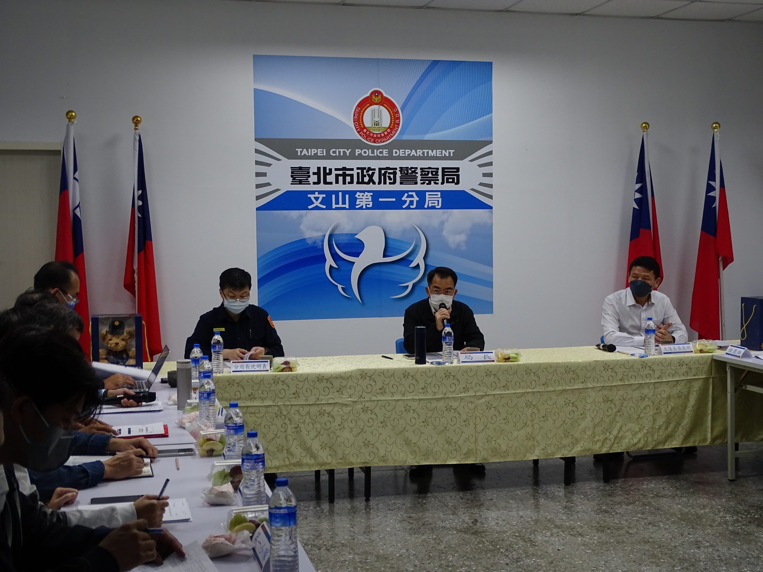 圖片說明:臺北市政府警察局長楊源明率同刑事警察大隊大隊長及重要刑事幹部,蒞臨文山第一分局參與治安維護、查賄制暴等選舉重點工作會議。(記者吳萍翻攝)