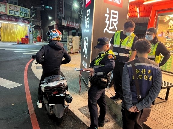 圖片說明:新北市政府環境保護局聯手於新北市蘆洲區易有噪音車行經地點設立稽查點。(記者徐煜勝翻攝)