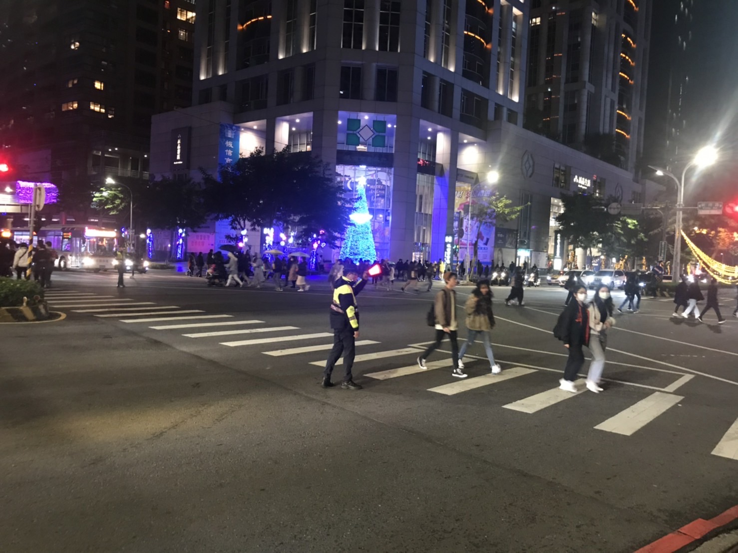 圖片說明:新北市耶誕城開始了。(記者徐煜勝翻攝)