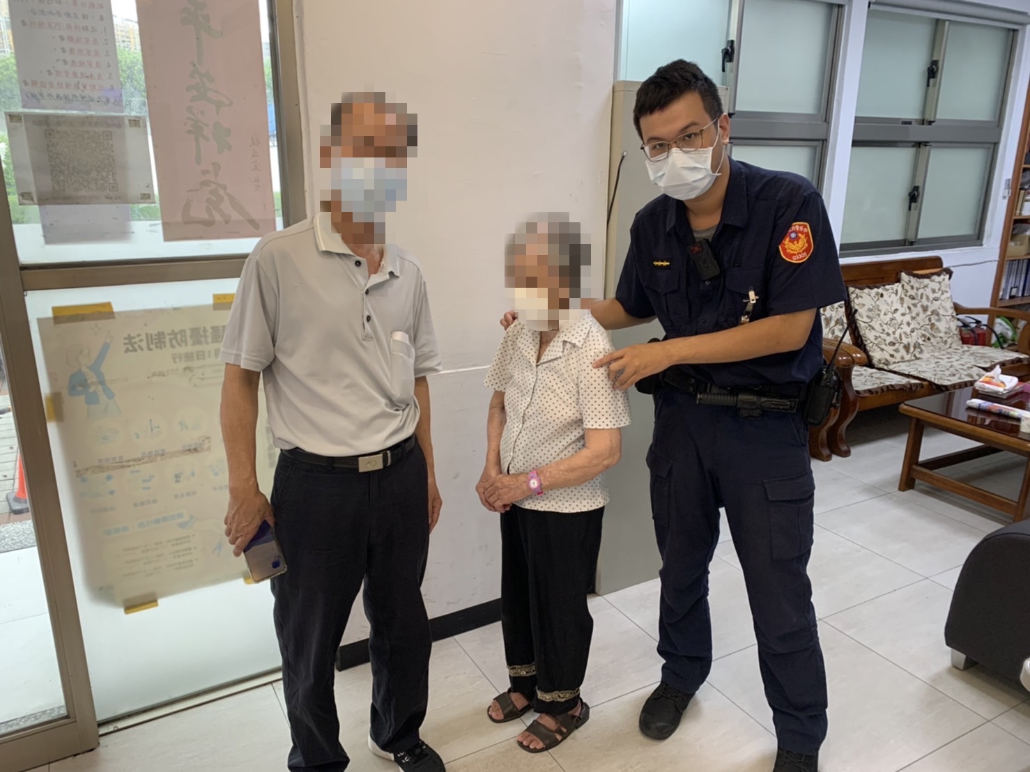 圖片說明:員警耐心詢問並透過警政系統查詢住家地址,最後成功聯繫上家屬,讓迷失老婦與家人再次團聚。(記者徐煜勝翻攝)