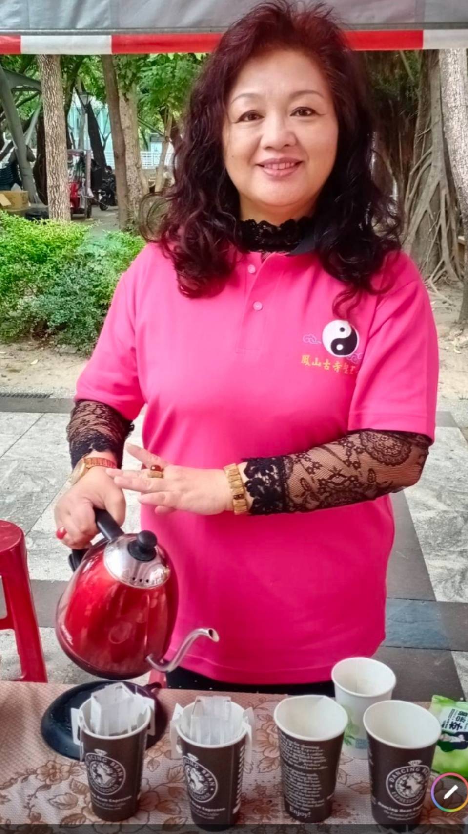 圖片說明:公益推手沈秀穎經常性率領中華鳳山古寺聖王會師兄師姊參與公益活動提供咖啡享用。(記者林㤈輝翻攝)