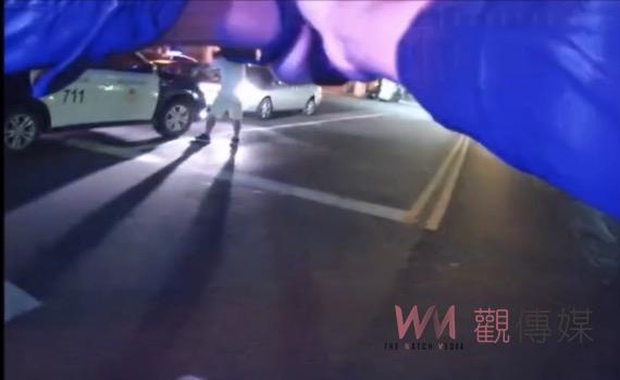 醉男當街狂毆女友     用車撞警還拿刀追砍