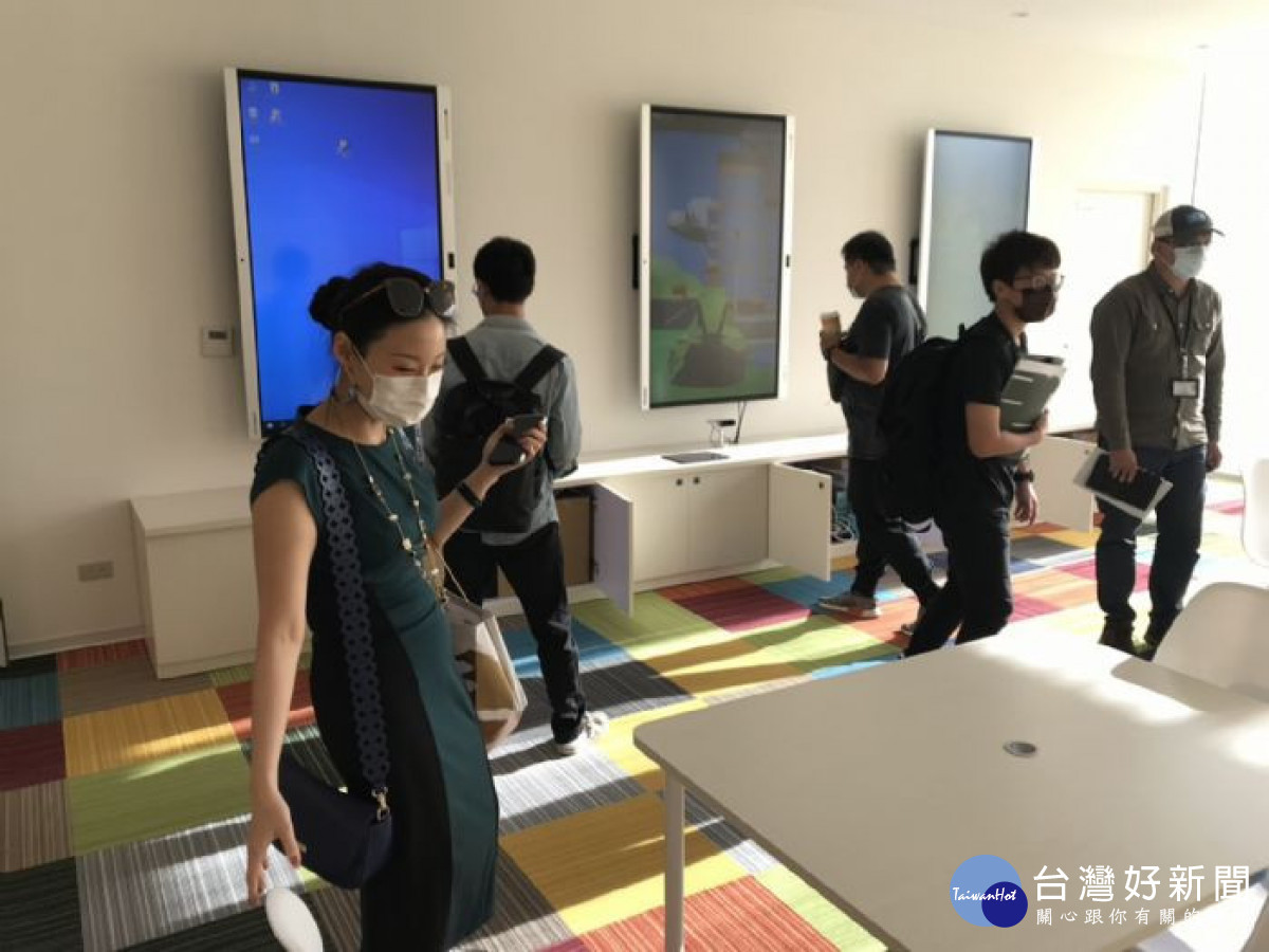 桃園市立圖書館自10月中旬陸續安排五梯次勘察與測試，邀請專家代表共同檢視新總館內部環境及營運規劃安排。