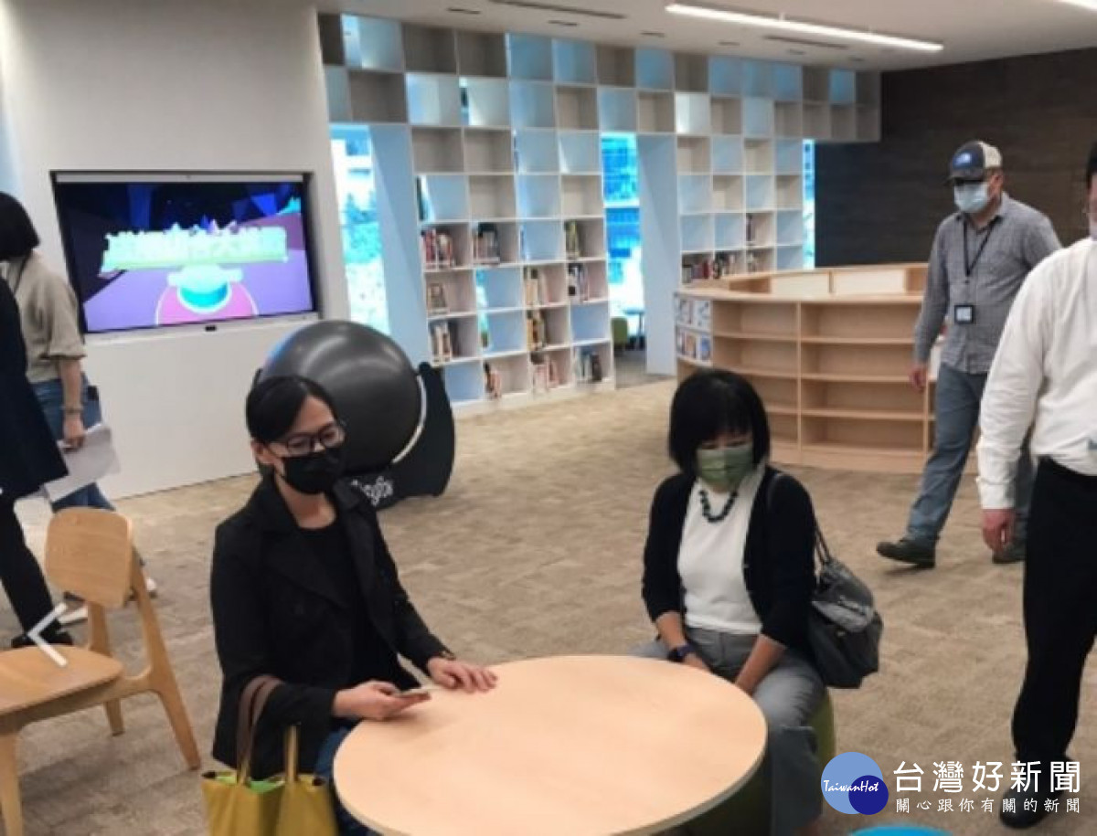 桃園市立圖書館自10月中旬陸續安排五梯次勘察與測試,邀請專家代表共同檢視新總館內部環境及營運規劃安排。