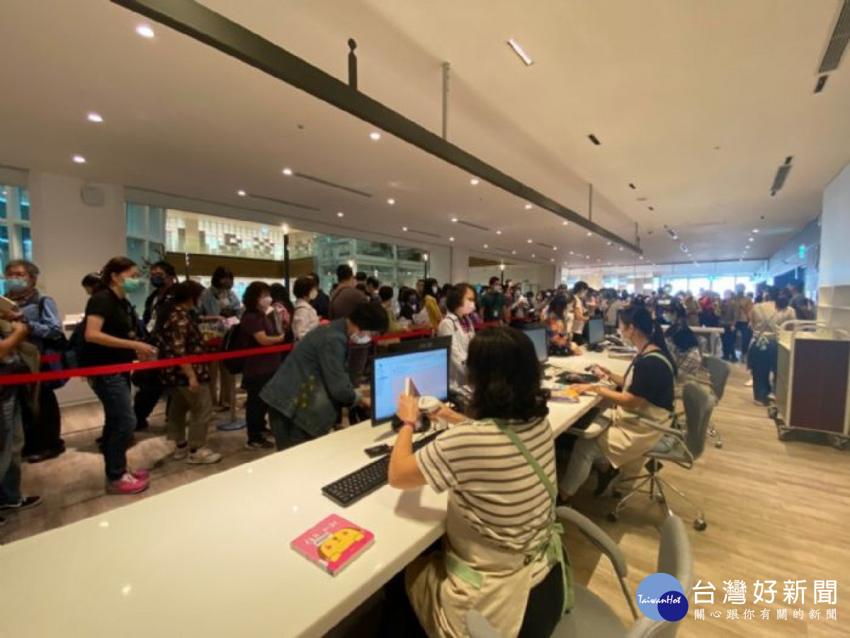 桃園市立圖書館自10月中旬陸續安排五梯次勘察與測試,邀請專家代表共同檢視新總館內部環境及營運規劃安排。