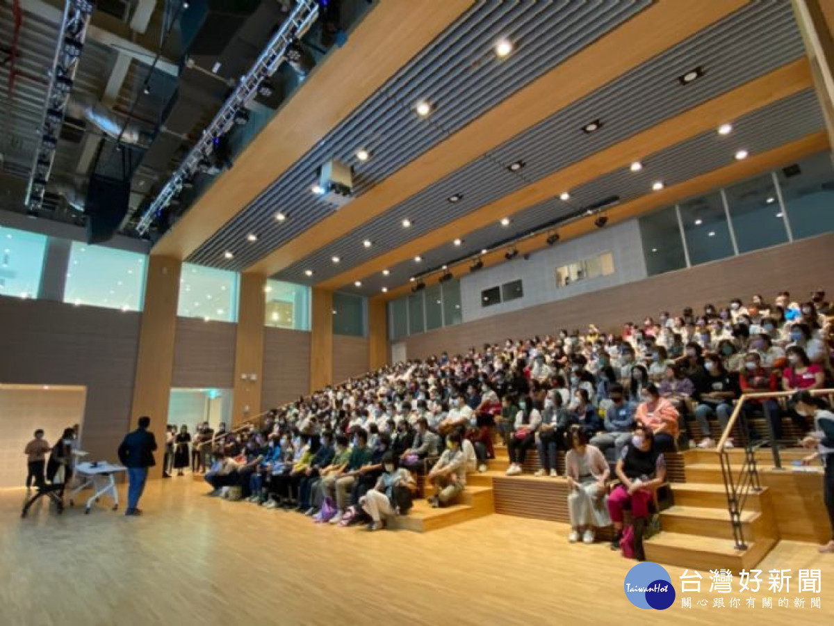 桃園市立圖書館自10月中旬陸續安排五梯次勘察與測試,邀請專家代表共同檢視新總館內部環境及營運規劃安排。