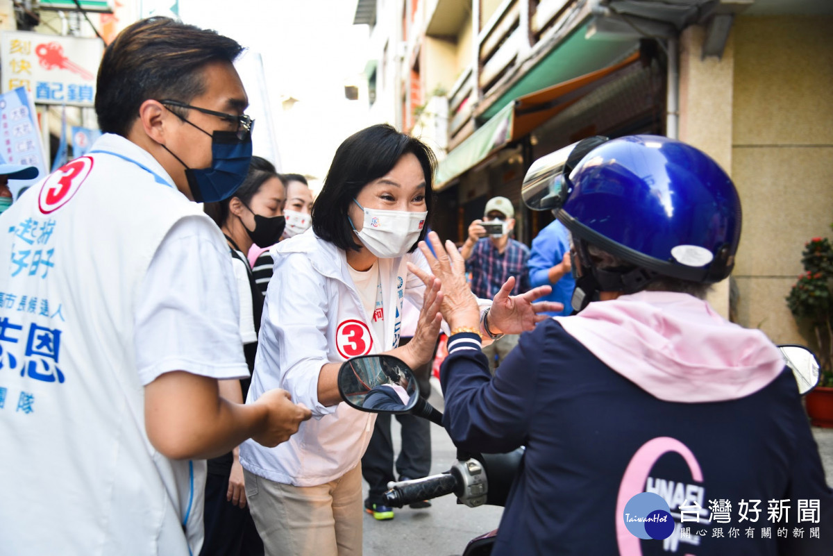 ▲柯志恩二度造訪金獅湖早市,受到攤商與民眾的大力支持,「凍蒜」、「加油」聲不絕於耳。