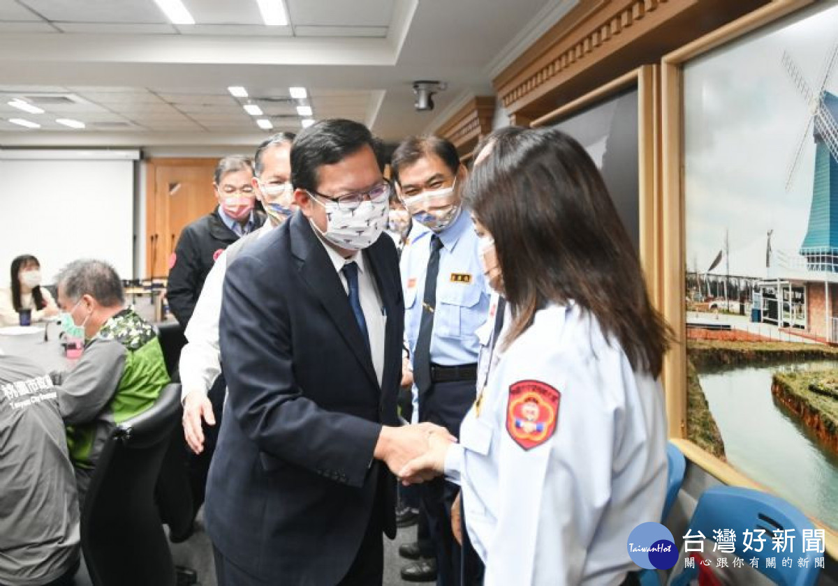 市長與守望相助隊隊員握手致意。