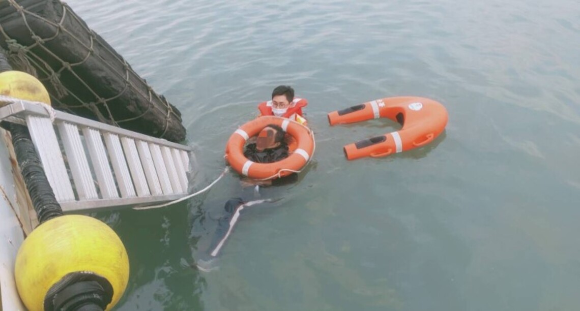 將軍漁港船員落海 海巡即刻跳水救援挽一命