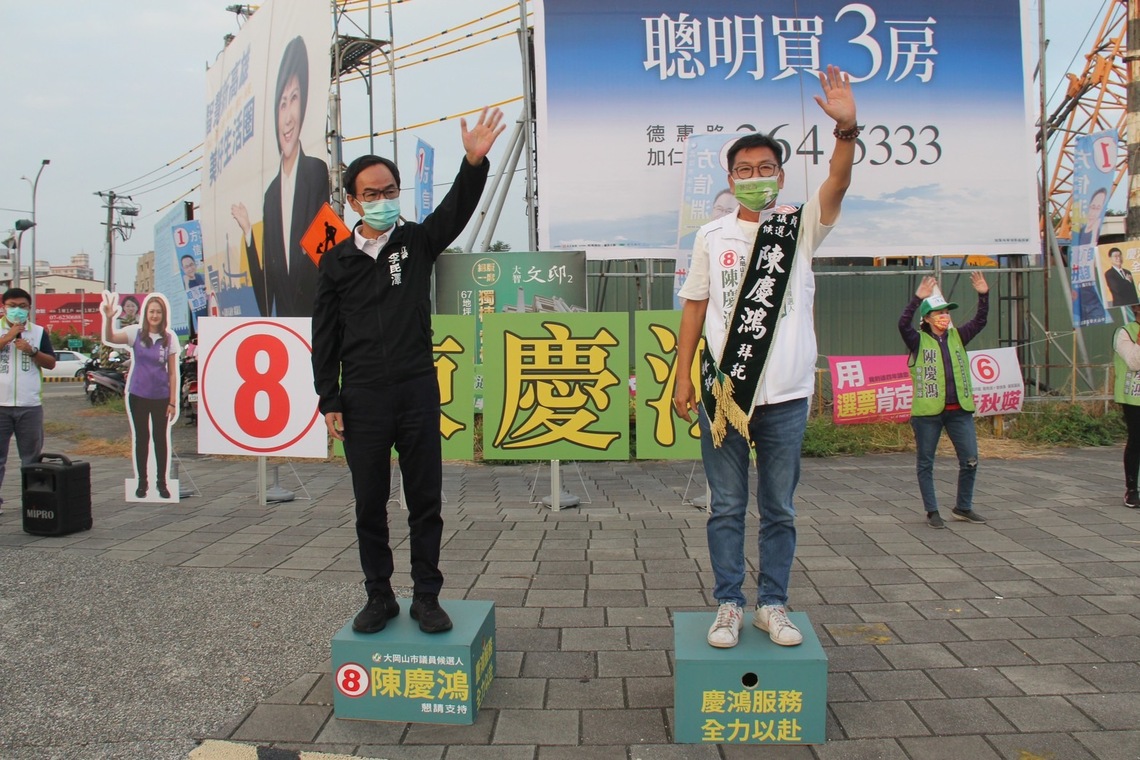 李昆澤合體路口拜票，搶救資深新人陳慶鴻