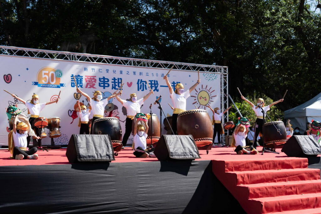 新竹仁愛兒童之家院童以鼓迎賓,帶來感動人心、象徵傳承的開場表演