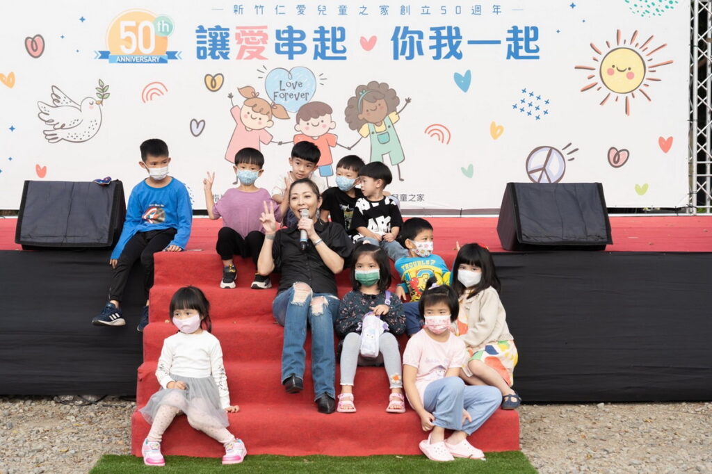 喜歡與小朋友互動的林曉培,現場一秒成為孩子王
