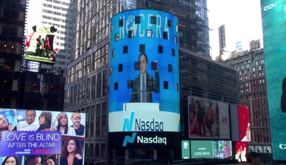 圖: NOCERA鄭董參與，收市敲鐘儀式登上世界的舞臺 NASDAQ: NCRA(美國時代廣場)。(圖/鉑鍶國際提供)