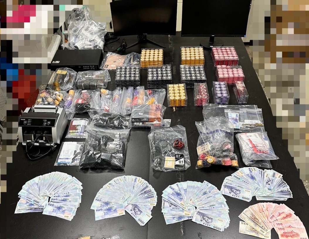 ▲現場查獲現金49萬餘元、賭具、監視錄影設備及點鈔機等證物 (圖/台中市警察局 提供)