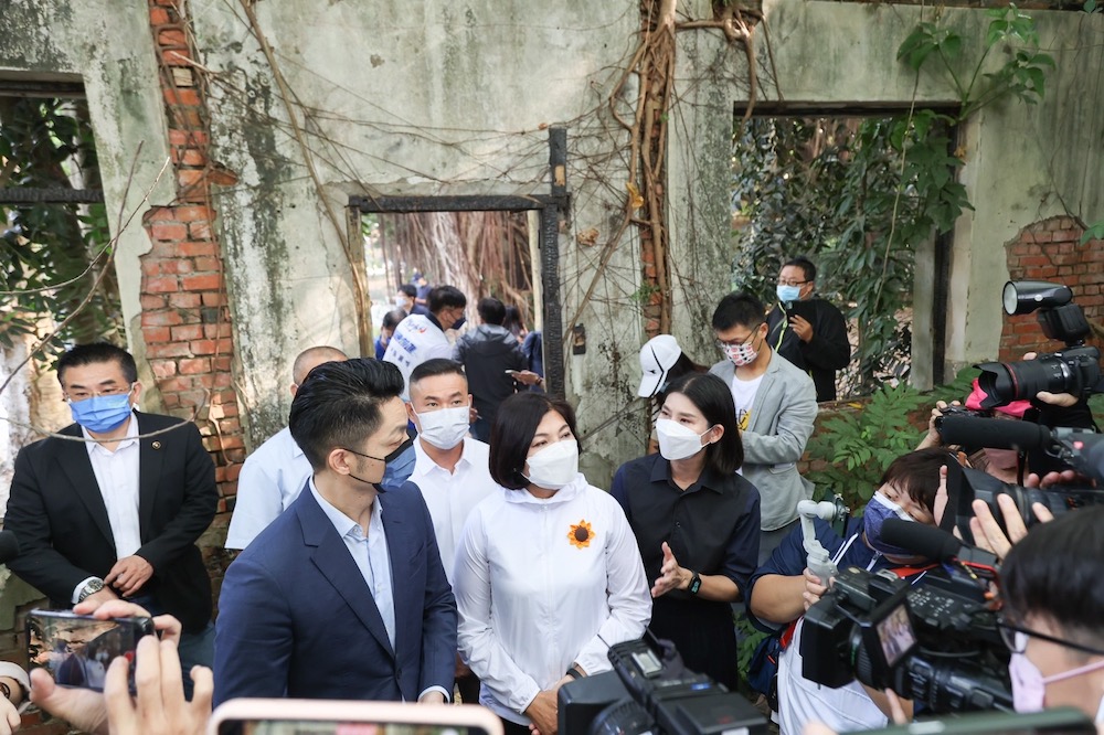 同台張麗善開箱眷村 蔣萬安回應辭立委衝選情:確定再報告 22 國民黨台北市長候選人蔣萬安9日南下同台雲林縣長張麗善,出席「2022 虎尾建國一村丁棟啟用」記者會,並與張麗善一起參觀開箱。