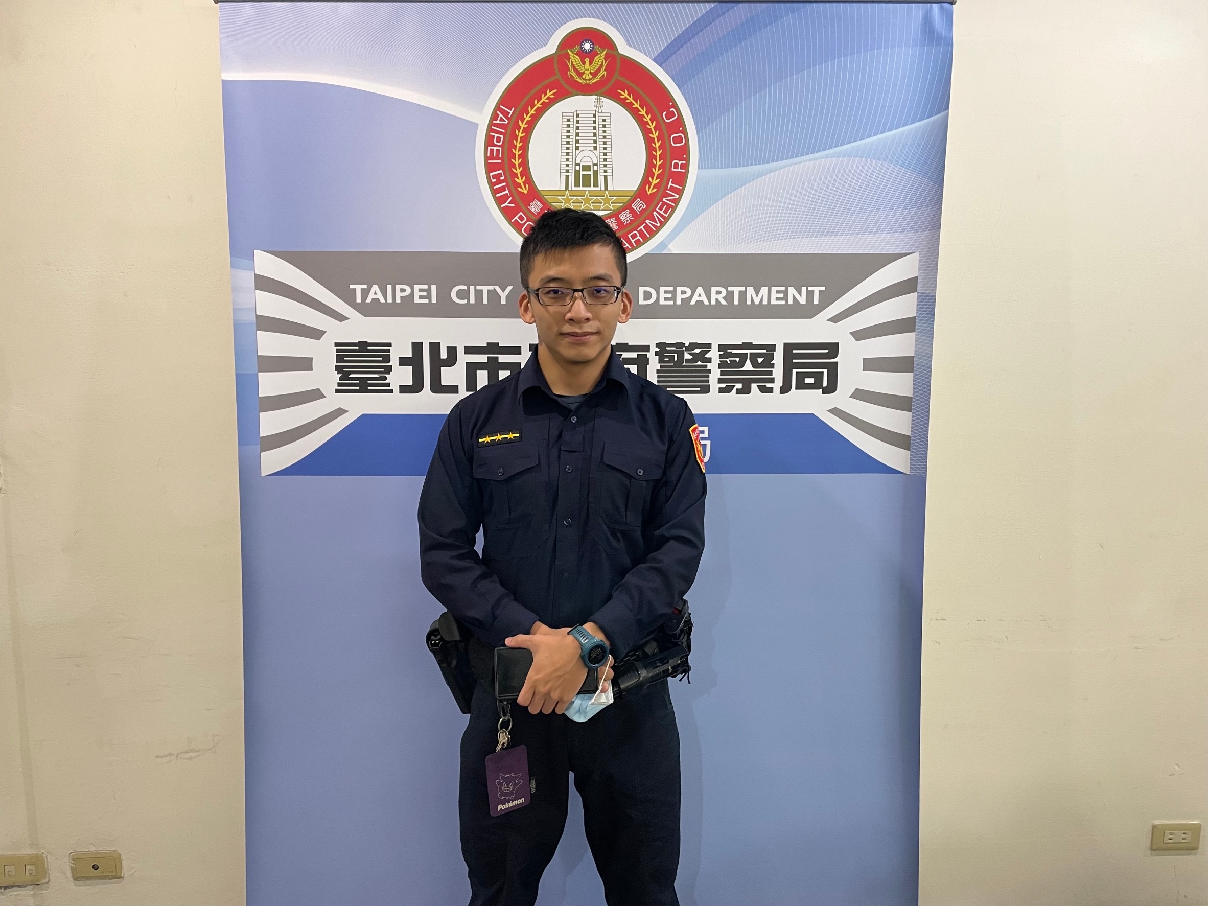 圖片說明:復興派出所警員王聖評接獲報案後趕往郵局。(記者楊國域翻攝)