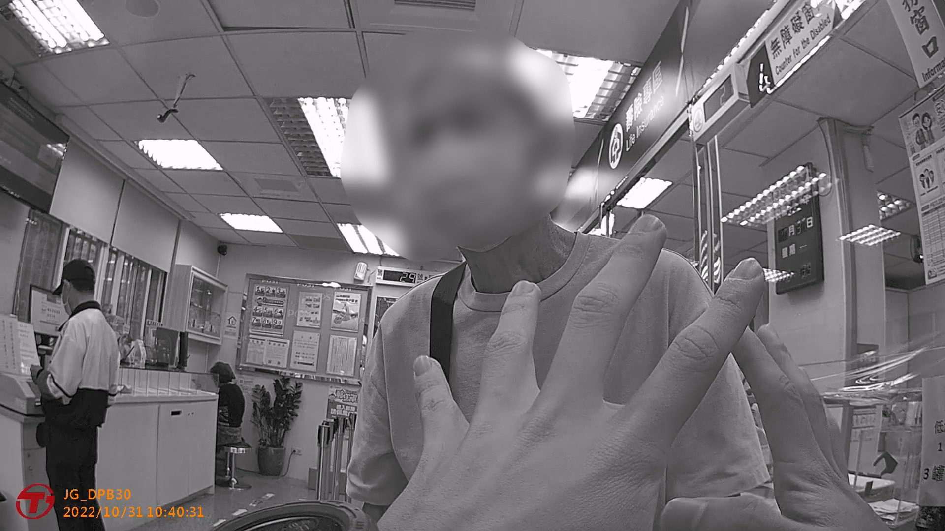 圖片說明:郵局行員見男子神情緊張且以裝潢房子為由提款。(記者楊國域翻攝)