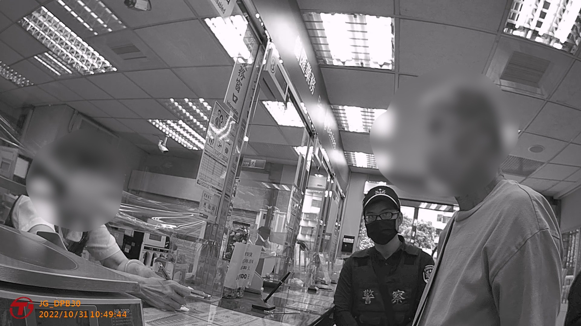 圖片說明:男子在警員王聖評與行員的勸說下放棄匯款。(記者楊國域翻攝)