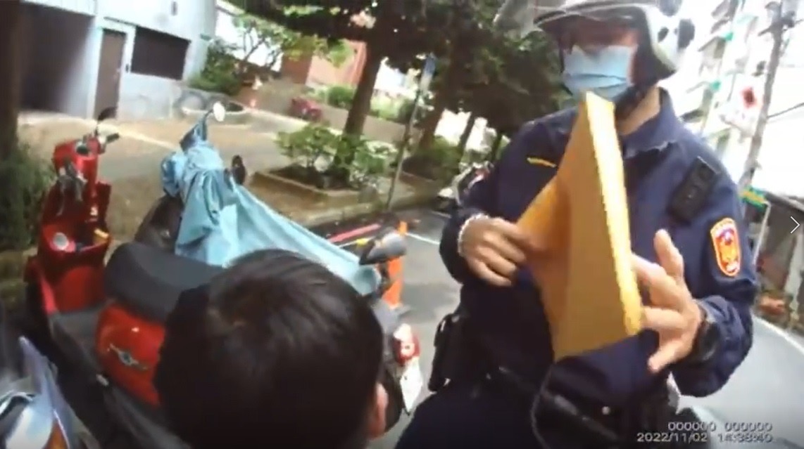 圖片說明:土城警成功將呂姓嫌疑人(91年次)攔下,並在身上起獲假冒檢警之公文等物。(記者徐煜勝翻攝)