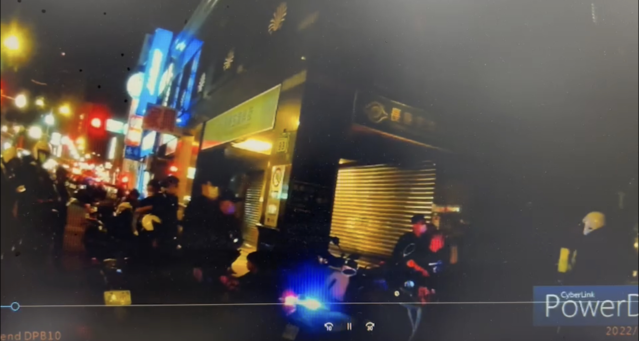 圖片說明:大同警方到場拉開兩兄弟。(記者徐煜勝翻攝)