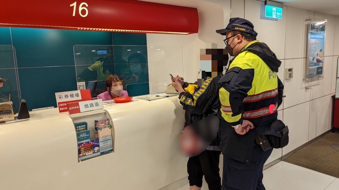 圖片說明:二分局警銀聯合阻詐。(記者徐煜勝翻攝)