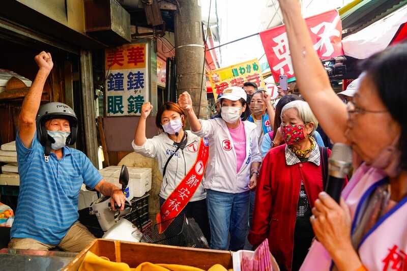漾新聞|柯志恩再訪鳳山第一市場 批陳其邁對於槍擊數據不清楚