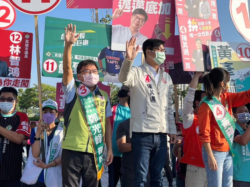 漾新聞|鄭光峰與市長陳其邁及眾議員候選人路口拜票 尋求堅定支持
