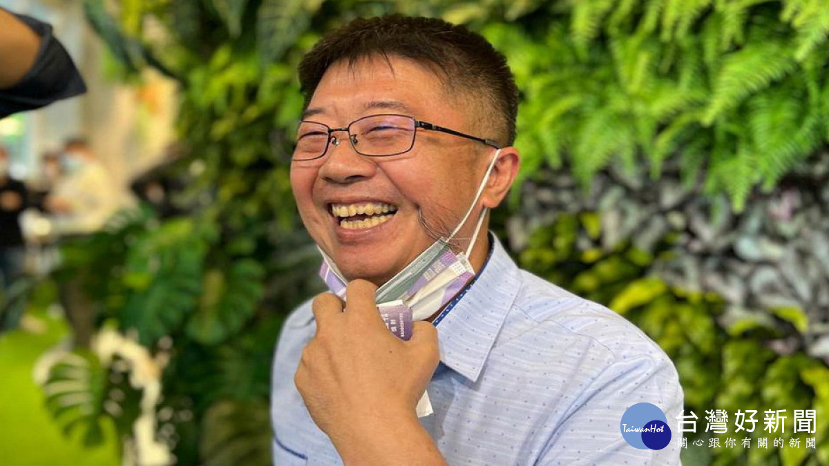 ▲高市黨部主委許智善自陳其邁參選以來一直用儘全力輔選,這次又親自為文宣戰報來操刀。(圖/記者 許高祥 翻攝)