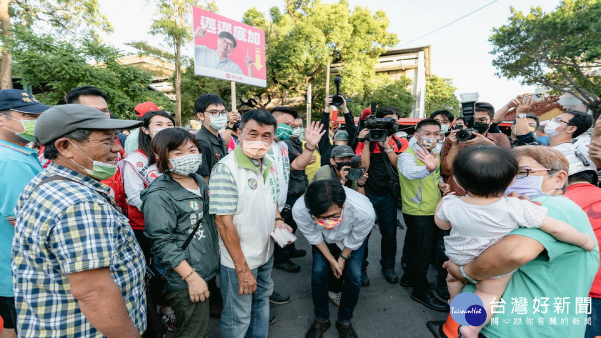 ▲陳其邁領議員候選人鳳山拜票。(圖/記者 許高祥 翻攝)