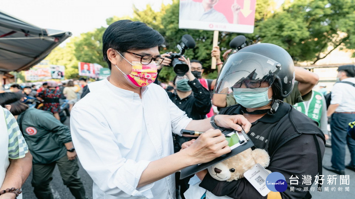 ▲鐵粉拿出最新的陳其邁競選小物「邁邁醫師熊」,陳其邁親筆簽名。(圖/記者 許高祥 翻攝)