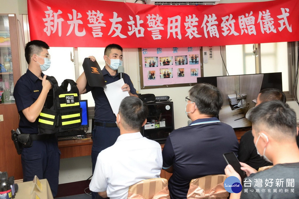 新光所為員警說明新裝備的功能。(草屯分局提供)