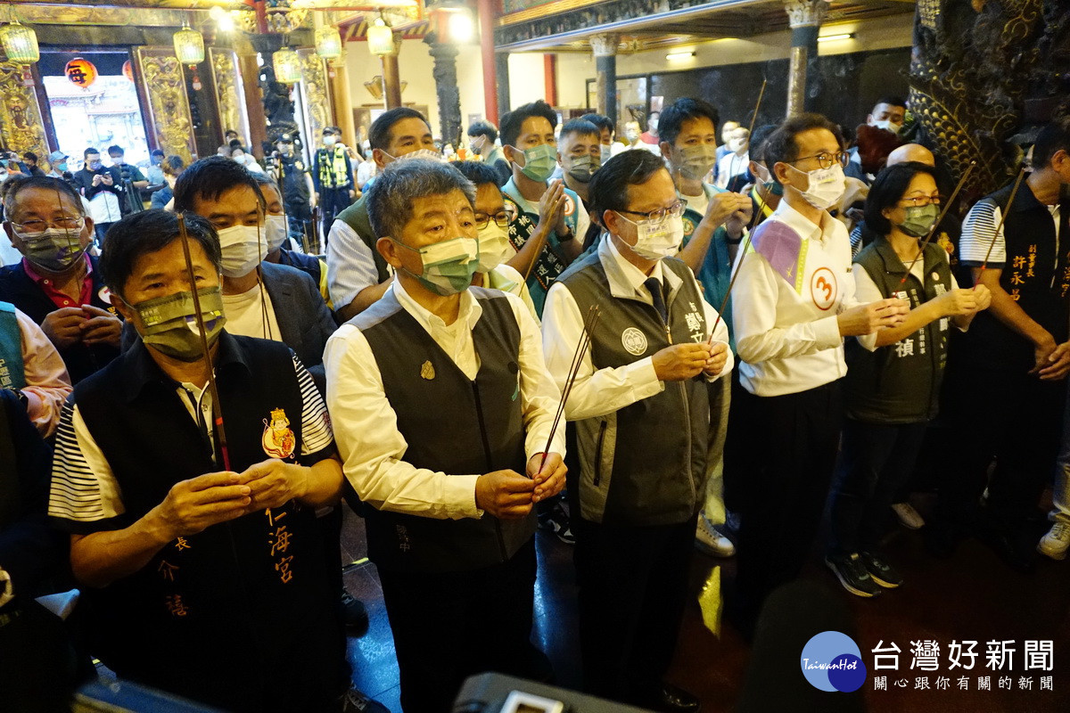 民進黨台北市長候選人陳時中合體桃園市長候選人鄭運鵬,在桃園市長鄭文燦陪同中於仁海宮上香祈福。