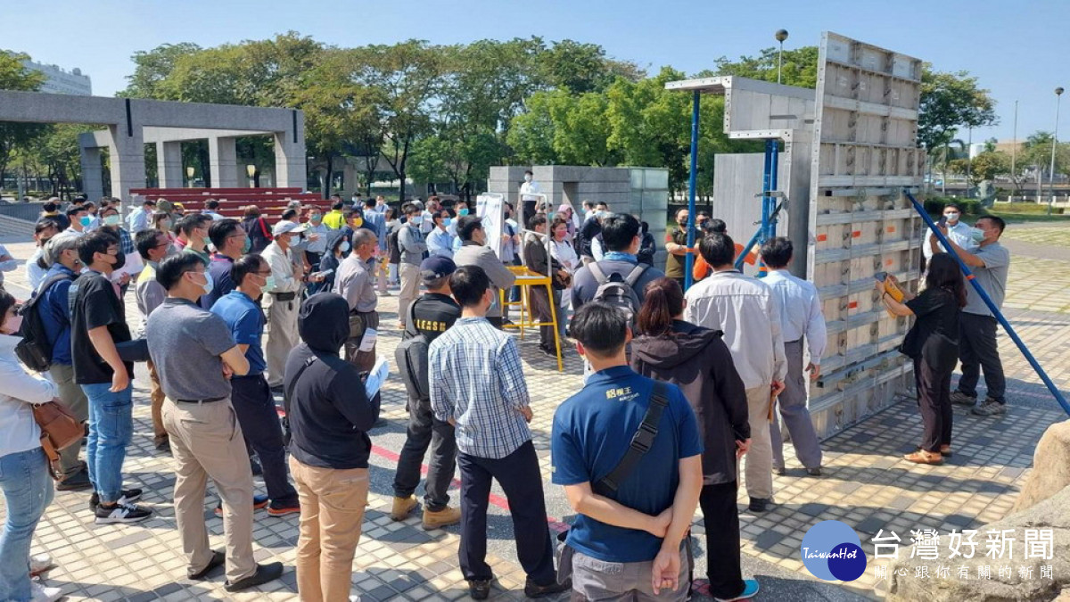 ▲高市勞工局協勞研所合辦模板支撐專業分包評核機制研討會與示範觀摩。(圖/記者 許高祥 翻攝)