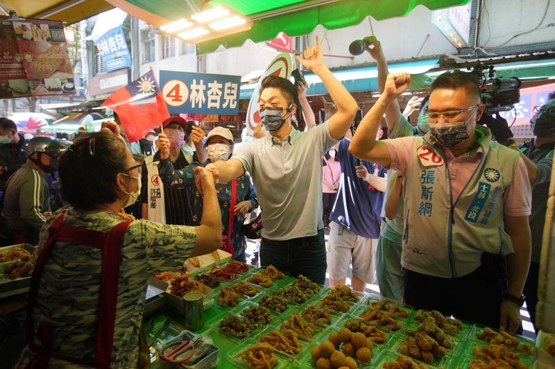 蔣萬安(中)10日上午前往強市場掃街拜票,衝刺選情。中央社